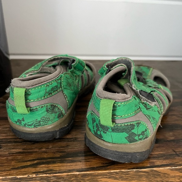 Old Navy Green Sandal, youth, fair condition, size 11 - Picture 6 of 9